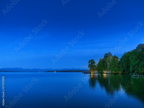Fototapeta Naklejka Na Ścianę i Meble -  Nachthimmel am Starnberger See bei Tutzing, Bayern Deutschland