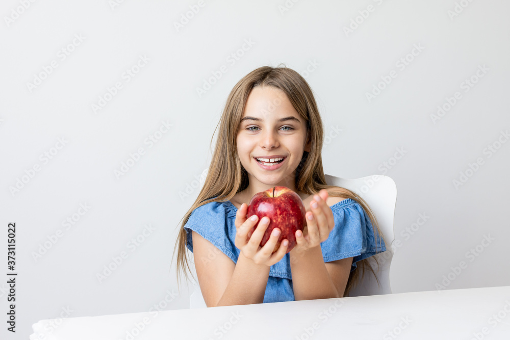 Maça sendo degustada com brincadeiras de criança Maça sendo degustada com brincadeiras de criança