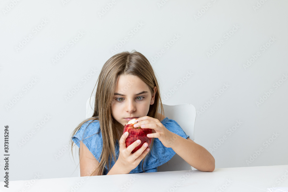 Criança feliz com maça deliciosa Criança feliz com maça deliciosa