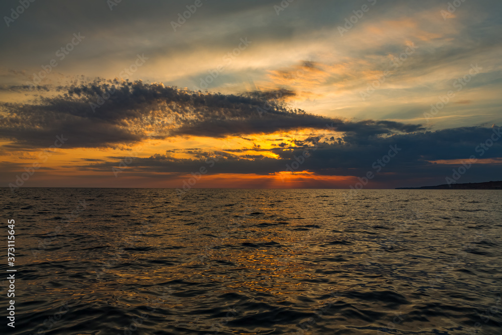 Obraz premium Sunset over the sea, beautiful nature photo.