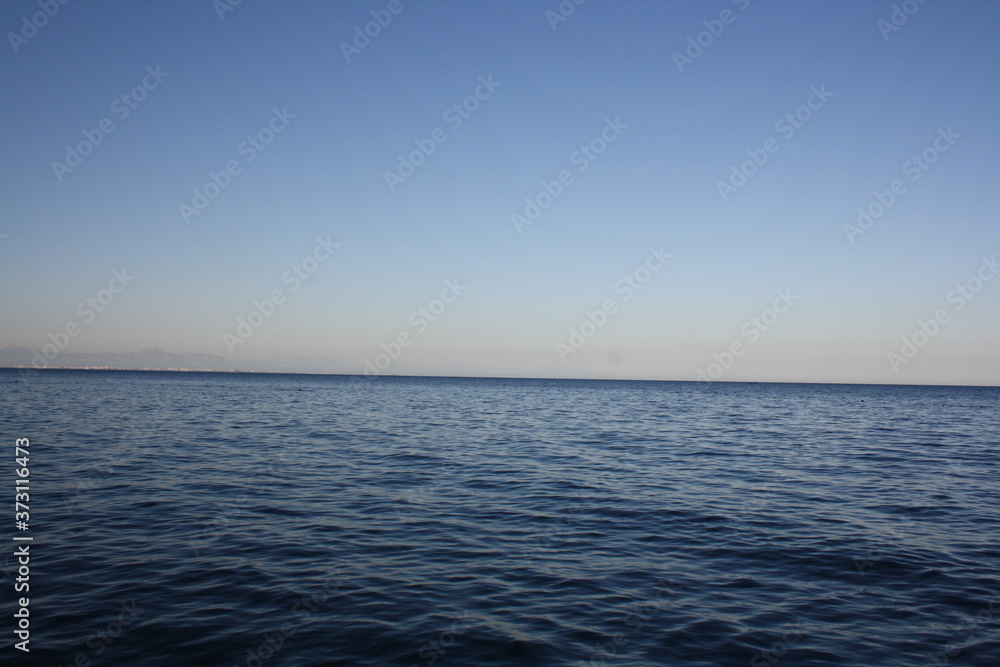 Fototapeta premium Smooth sea surface and horizon line