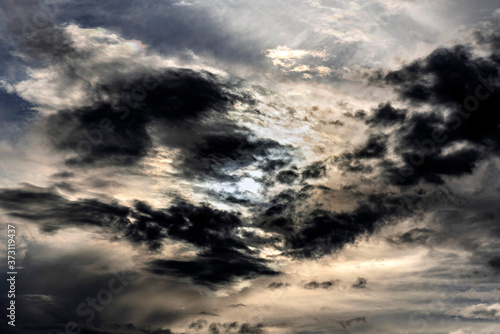 Dramatisches Wolkengebilde im Abendlicht