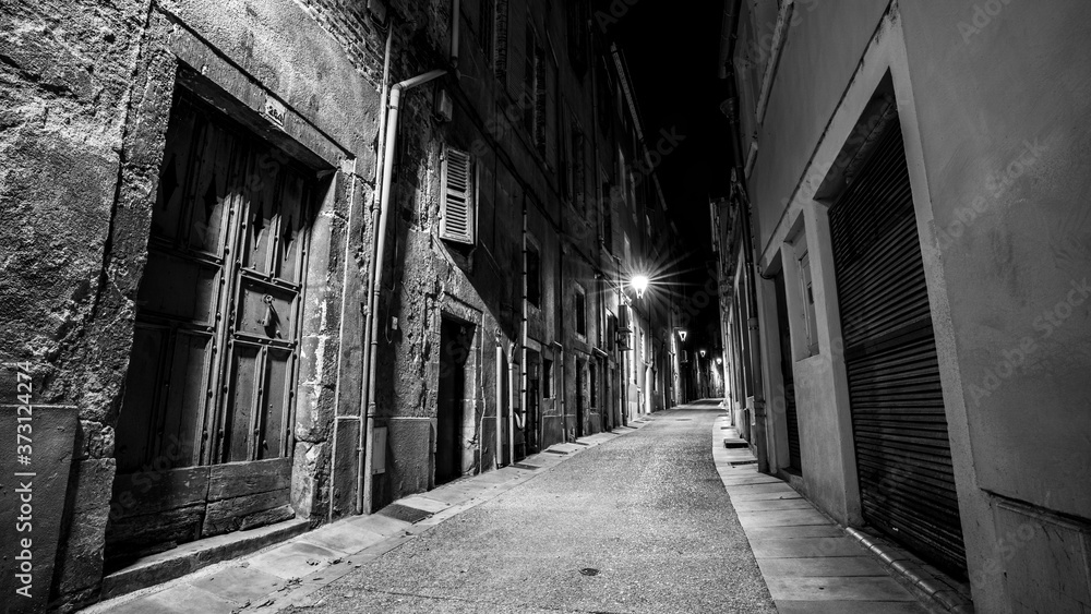Laterne in einer Gasse in der Altstadt von Cahors, Occitanien, Frankreich Laterne in einer Gasse in der Altstadt von Cahors, Occitanien, Frankreich