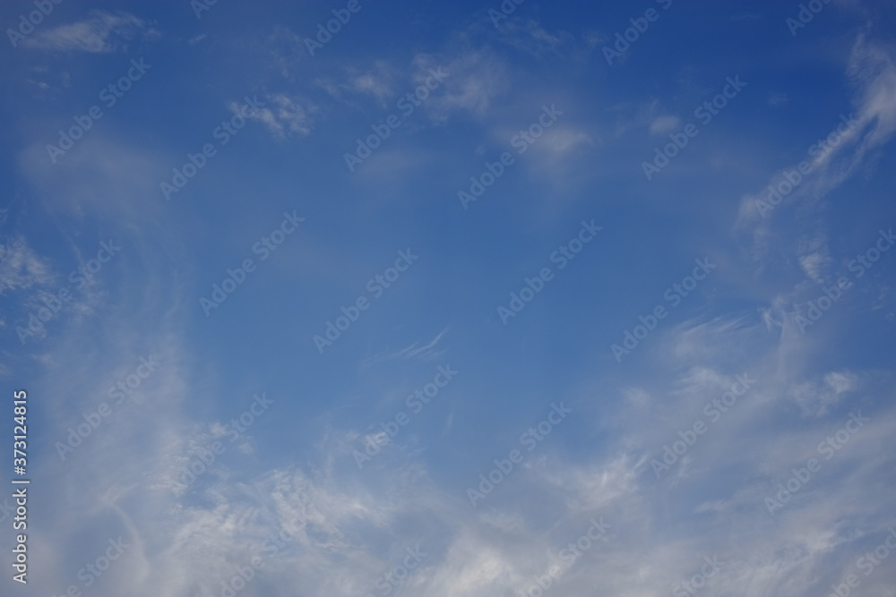Dünne Wolkenschicht am Himmel
