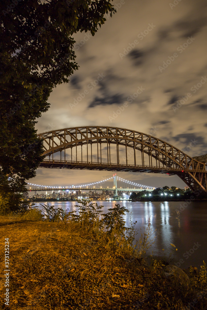Naklejka premium Hell Gate Bridge and White Stone Bridge at Astoria Park