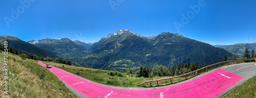 Die rosa Strasse bei La Rosière, Auvergne-Rhône-Alpes, Frankreich photo