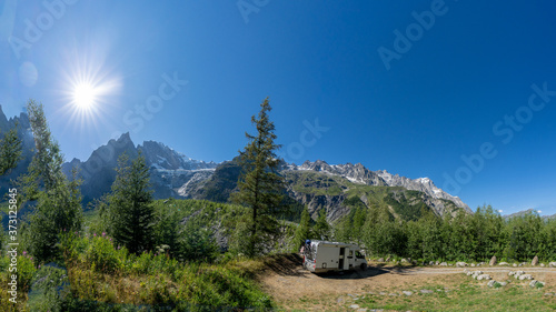Wohnmobil vor dem Bergpanorama um den Mont Blanc, Aosta Tal, Italien