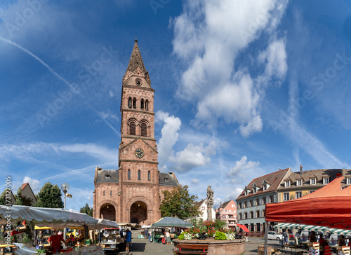 Marktplatz mit Hauptkirche, Munster, Grand Est, Frankreich
