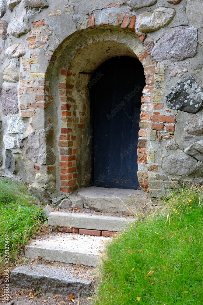 Geheimnisvolle Tür zu einer alten Burg