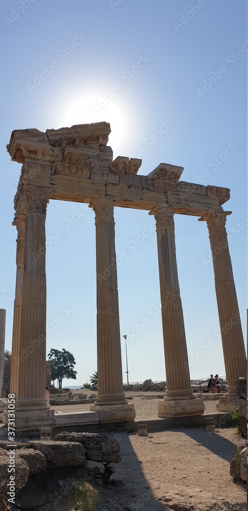 Die fünf rekonstruierten Säulen des Apollontempels sind ein beliebtes Ausflugsziel und Fotomotiv bei den Besuchern von Side. Erbaut wurde er im 2. Jhd. v. Chr. und dem Gott des Lichts Apollon geweiht,
