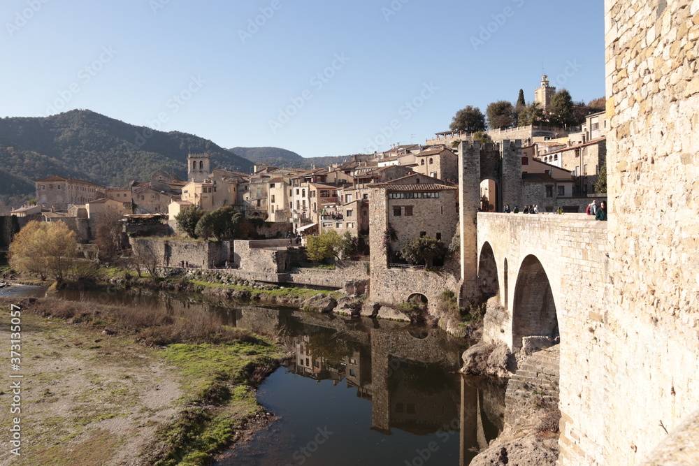 Puente de ciudad medieval sobre río