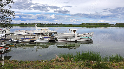 moorage on the river: boats 