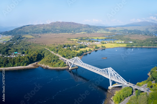 Foto Connel Bridge steel cantilever structure ocean sea road crossing over Loch Etive