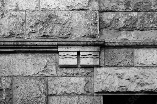 Solides Mauerwerk mit interesanten Details der Fassade des Hauptbahnhof von Bielefeld im Teutoburger Wald in Ostwestfalen-Lippe, fotografiert in klassischem Schwarzweiß photo