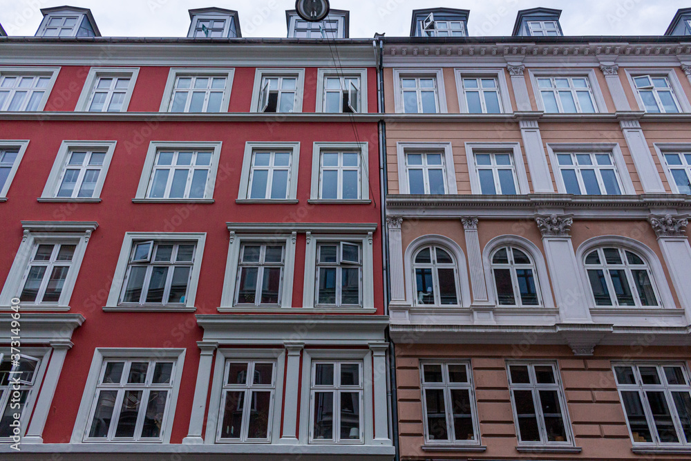 Obraz premium Edificio con fachadas de colores