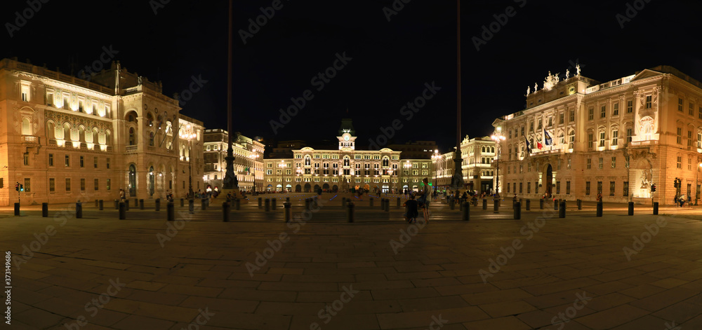 Piazza Unità d'Italia di sera illuminata -Trieste