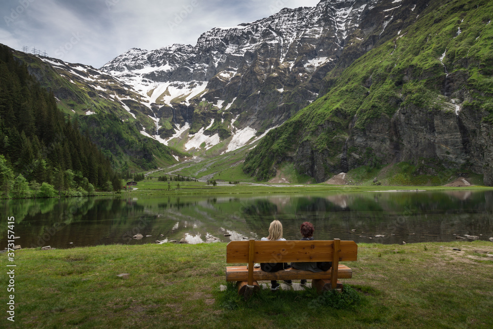 Entspannter Blick über den See in die Berge. Entspannter Blick über den See in die Berge.