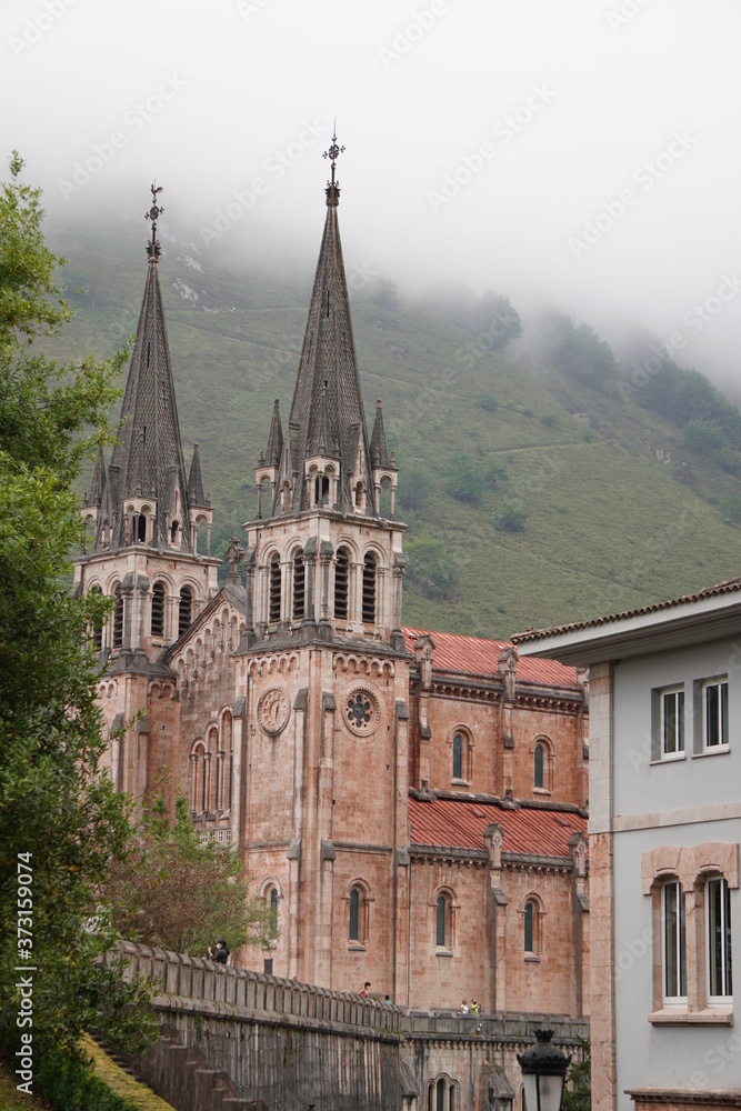 Contraste de colores en el santuario de Covadonga Contraste de colores en el santuario de Covadonga