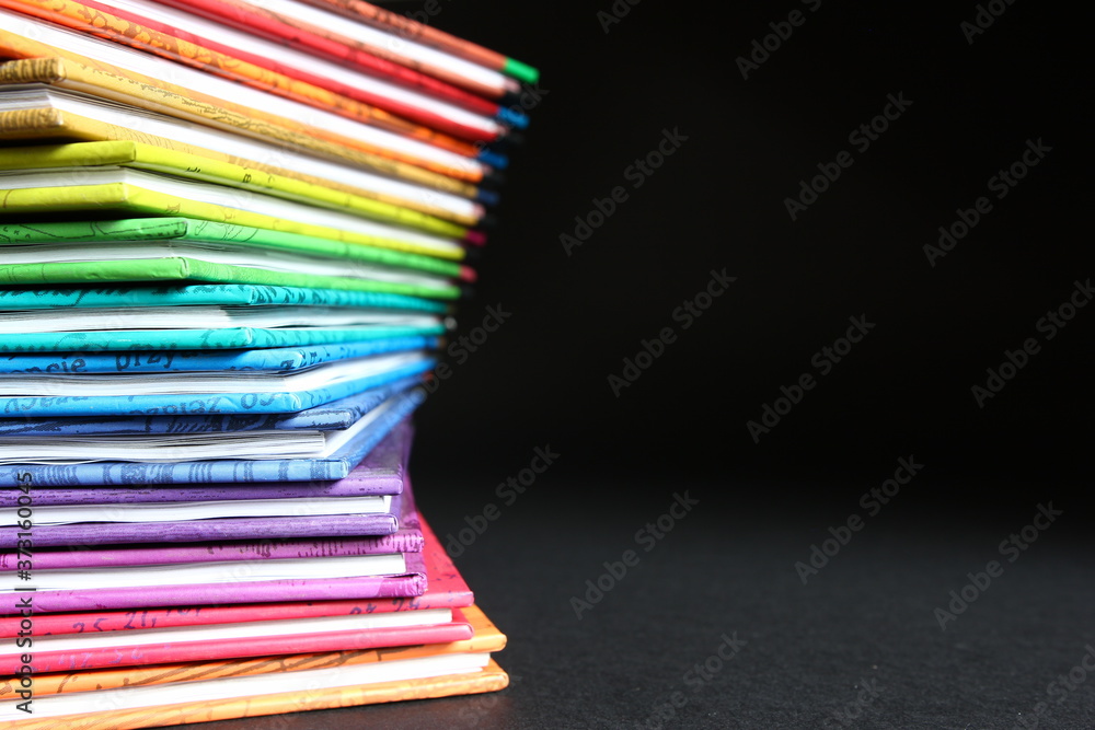 Edukacja - podręczniki w kolorowych okładkach ułożone w stos, kolory tęczy - obrazy, fototapety, plakaty 