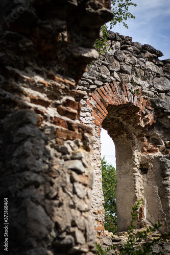 Zniszczona cerkiew w Hucie Różanieckiej na Roztoczu