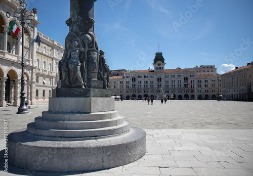 Trieste -Monumento ai caduti in Piazza Unità d'Italia e palazzo del municipio sullo sfondo photo
