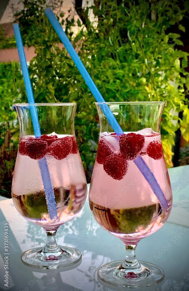 Wildberries Pink Coctail mit Himbeeren und Eiskugeln, Glas mit ...