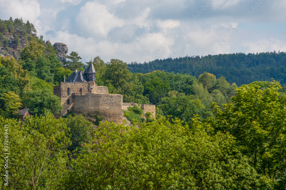 Burg Altrathen, gelegen auf einem Hügel im Dorf Rathen in der säsischen Schweiz , Sachsen, Deutschland