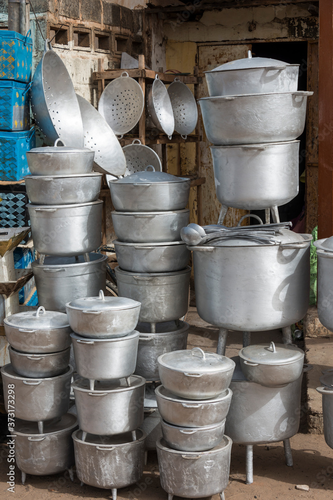 Utensilios metálicos de cocina en una tienda en Tanji, Gambia Utensilios metálicos de cocina en una tienda en Tanji, Gambia