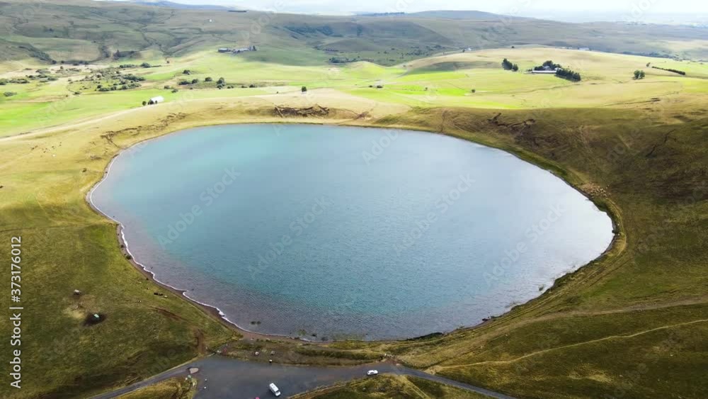 Vue aérienne lac d'en haut la Godivelle dans le parc du Cézallier en France. Lac de montagne nature préservée au milieu d'un magnifique paysage