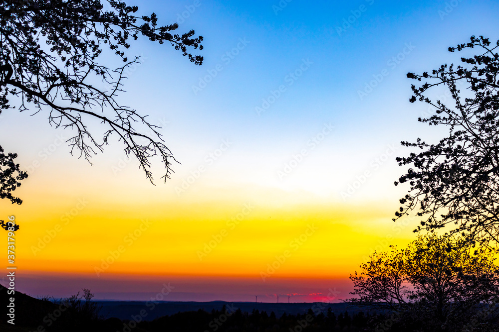 Farbiger Sonnenuntergang Farbiger Sonnenuntergang