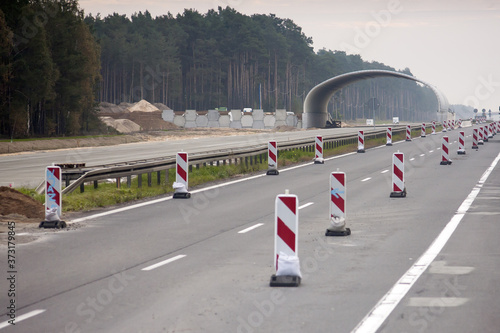 budowa autostrady w tle widać budowę wiaduktu nad drogą