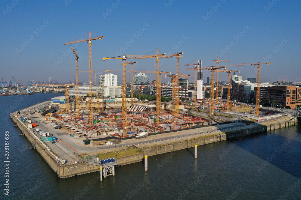 Hamburg Hafencity Mega-Baustelle mit Baukränen und Elbphilharmonie im Hintergrund