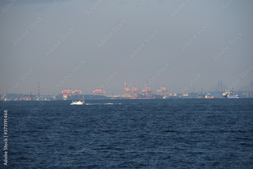 横須賀市破崎緑地 (展望デッキ)から眺める東京湾を行きかう船