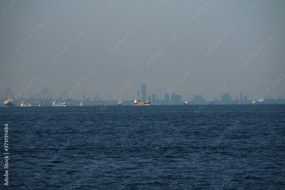 横須賀市破崎緑地 (展望デッキ)から眺める東京湾を行きかう船