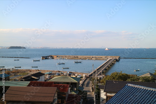 横須賀市走水海岸にある漁港を眺める風景