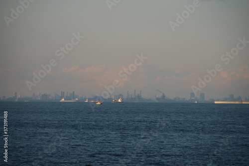横須賀市破崎緑地 (展望デッキ)から眺める東京湾を行きかう船 © acchity