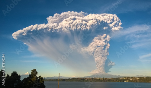 Fotografering Eruption of Calbuco Volcano close to Puerto Varas in the south of Chile