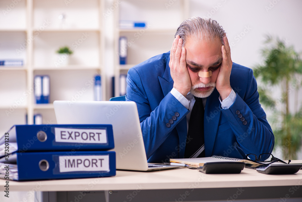 Fototapeta premium Old face injured employee sitting in the office