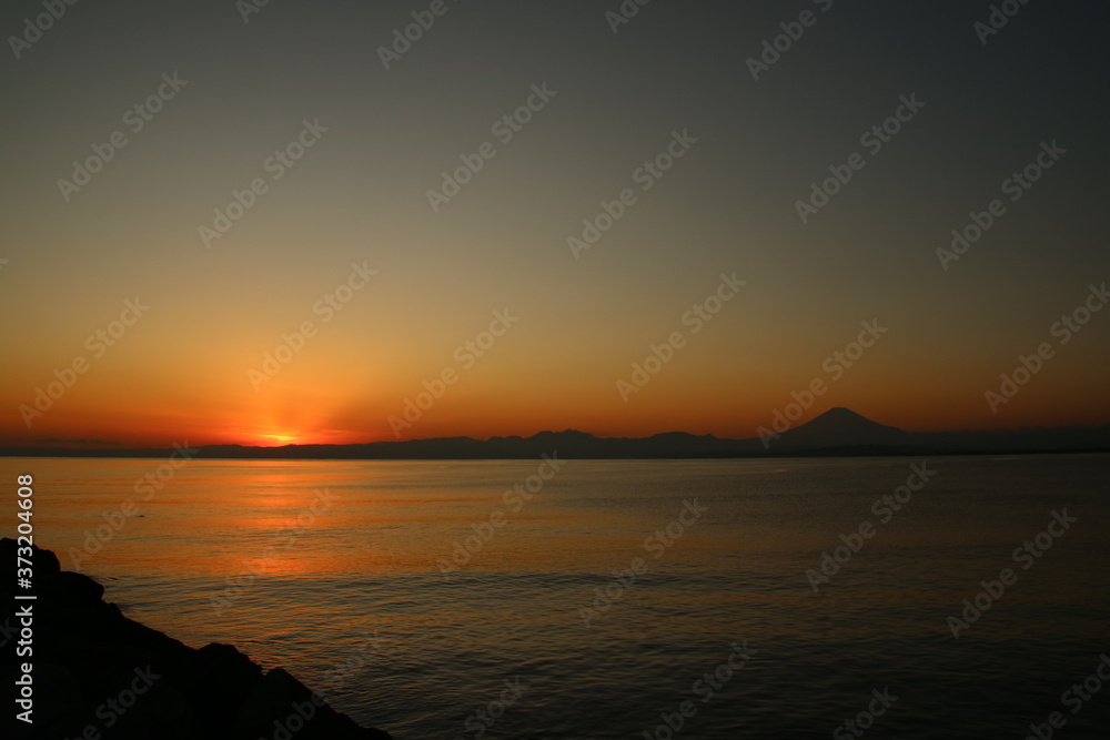 Fototapeta premium 江ノ島海岸から見る夕日と富士山