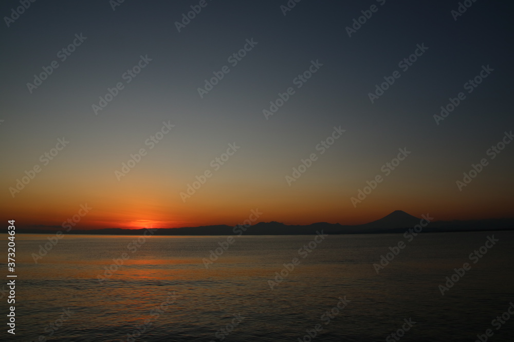 江ノ島海岸から見る夕日と富士山 江ノ島海岸から見る夕日と富士山
