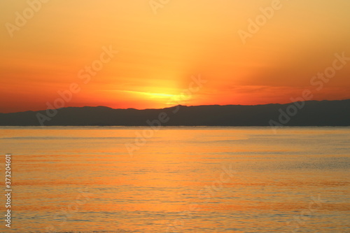 江ノ島海岸から見る伊豆半島に沈む太陽  © acchity