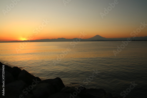 江ノ島海岸から見る夕日と富士山