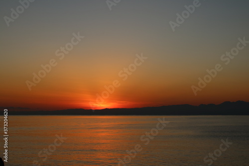 江ノ島海岸から見る伊豆半島に沈む太陽  © acchity