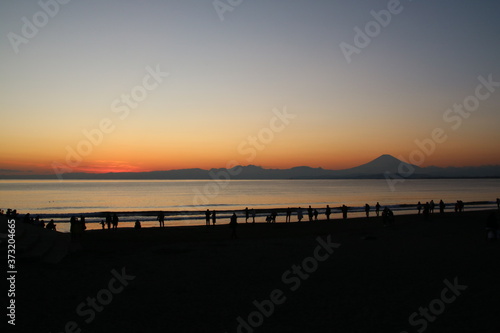 江ノ島海岸から見る夕日と富士山