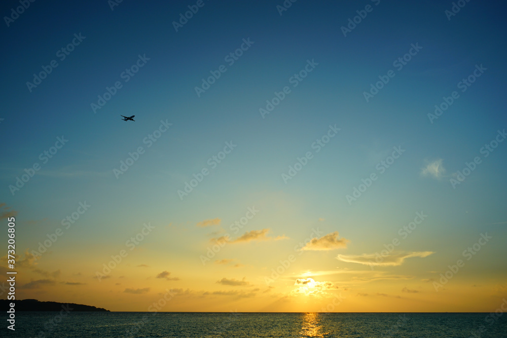 日本、沖縄県のビーチ、飛行機と夕景