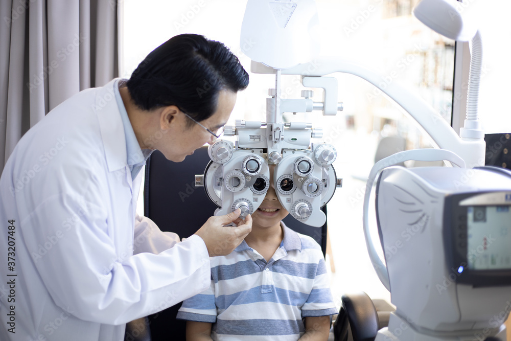 Fototapeta premium optometrists are examining pediatric patients' eyes with the Autorefractor