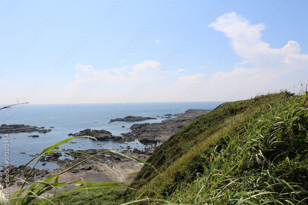 神奈川県三浦半島の南端にある城ヶ島の広い岩場と海岸線の風景