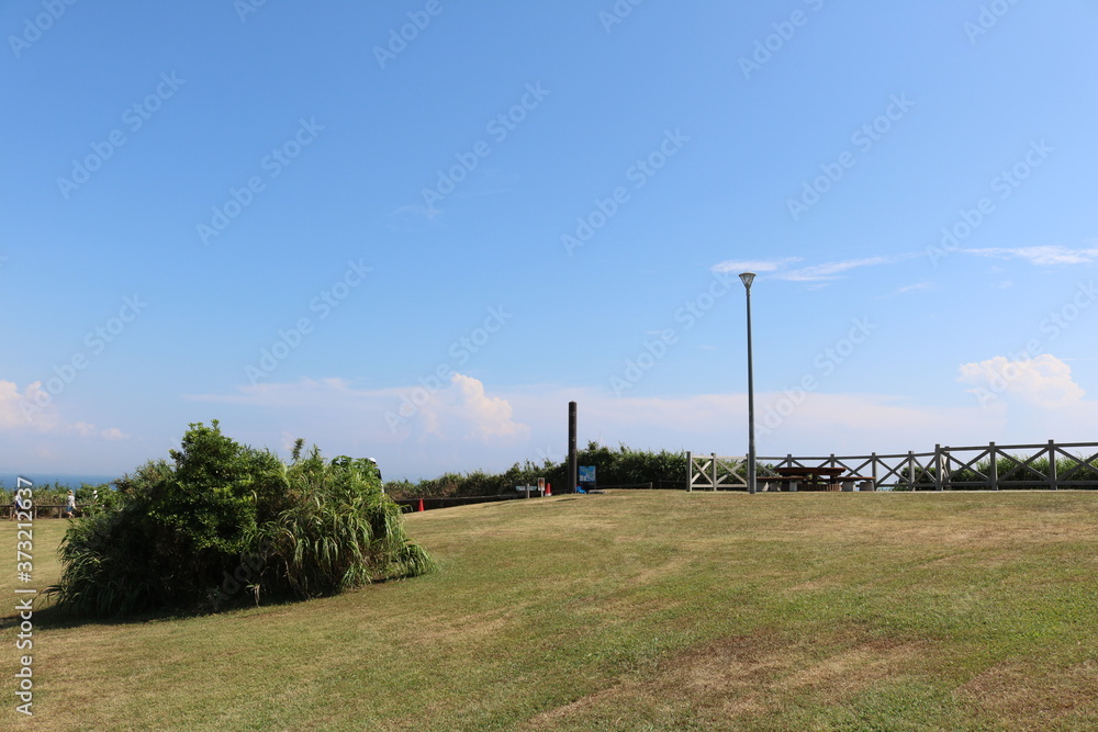 神奈川県三浦半島の南端にある城ヶ島公園にある安房埼灯台の広場