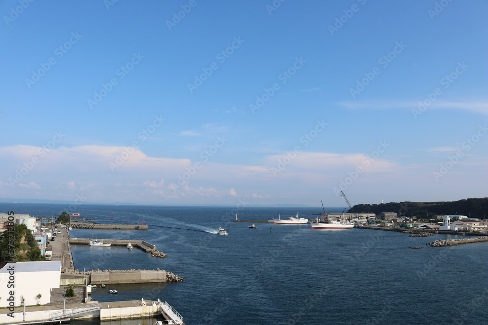 神奈川県三浦半島の南端にある城ヶ島大橋からの大型船を望む