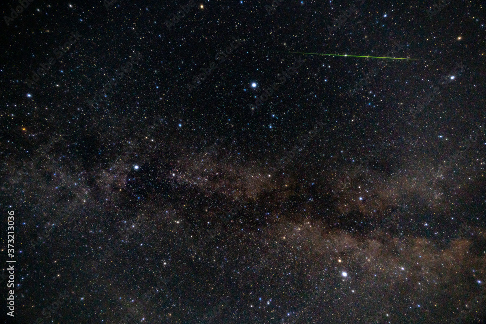 夏の大三角形付近を流れる流星(ペルセウス座流星群)
